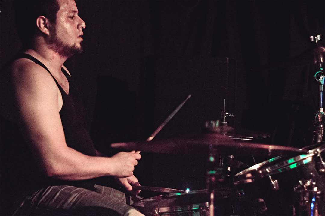 Juan Camilo R, batería y coros, en concierto