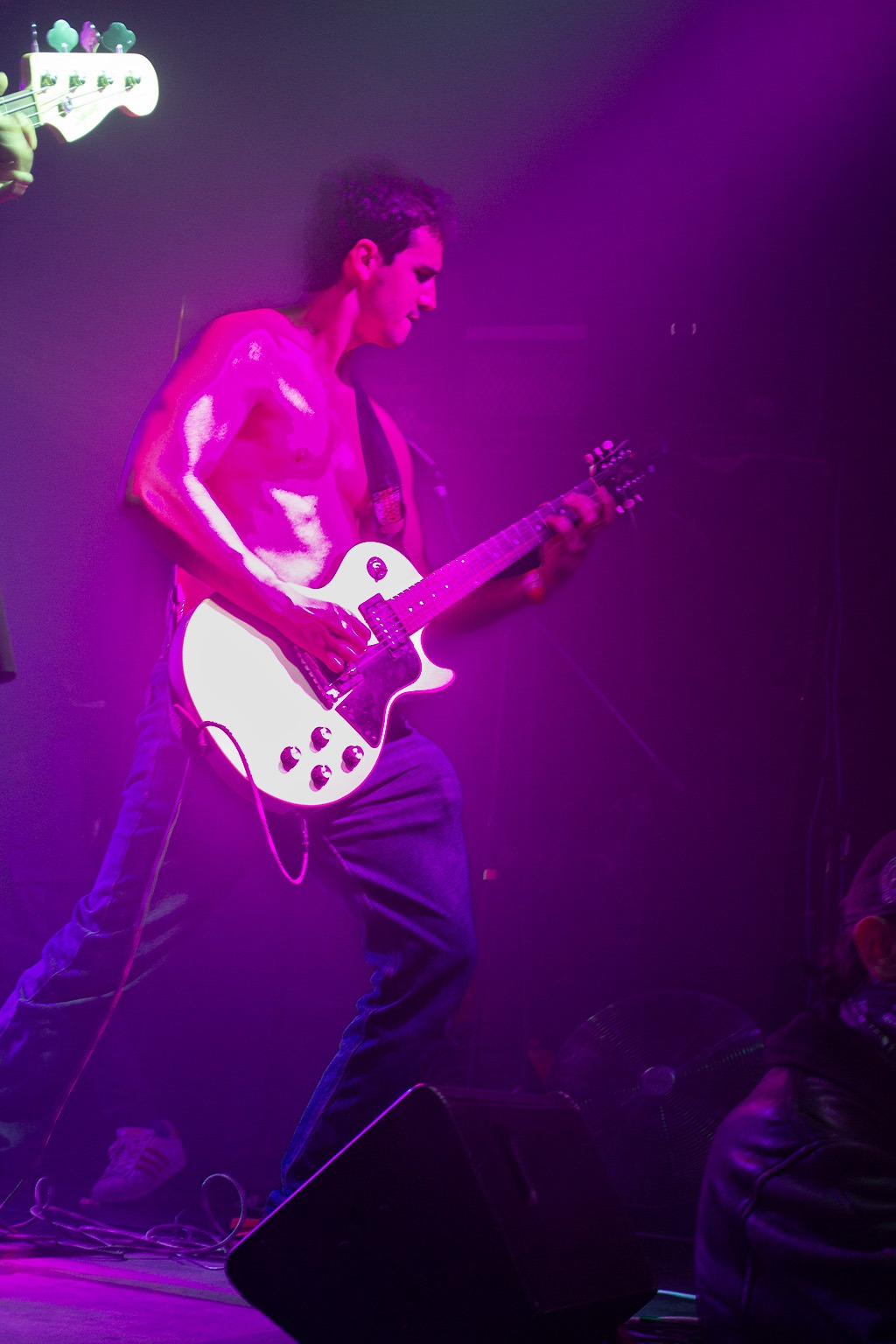 Sebastián Prieto, guitarra y coros, en concierto